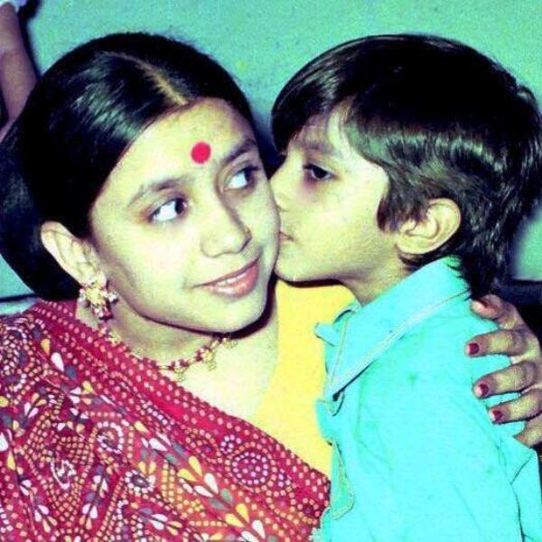 विक्रम भट्ट की मां के साथ बचपन की फोटो।