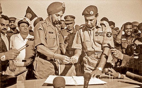 1971 के युद्ध के दौरान पाकिस्तानी सेना प्रमुख ने भारतीय सेना प्रमुख के सामने आत्मसमर्पण कर दिया था।