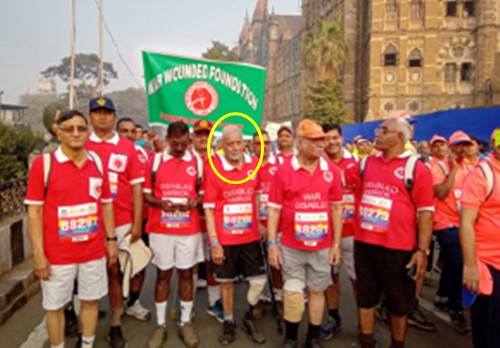 इयान कार्डोज़ो (सर्कल में) 2019 में मुंबई मैराथन में अन्य युद्ध-विकलांग सैनिकों के साथ