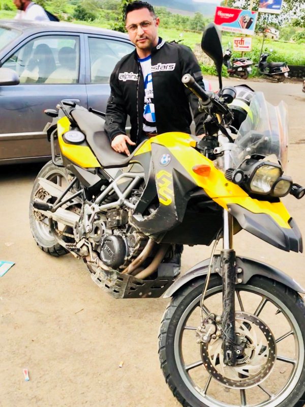 कैज़ाद अपनी बीएमडब्ल्यू जीएस मोटरसाइकिल के साथ