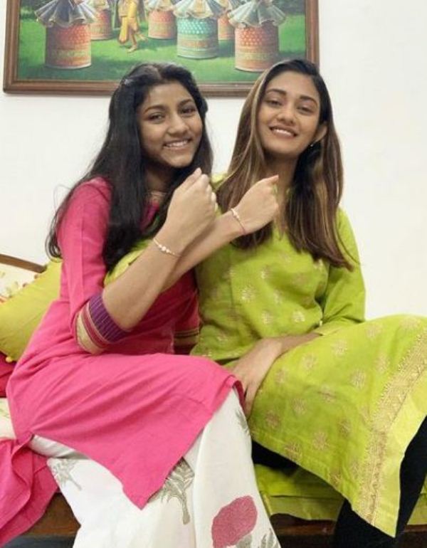 श्रेया अपनी बहन के साथ