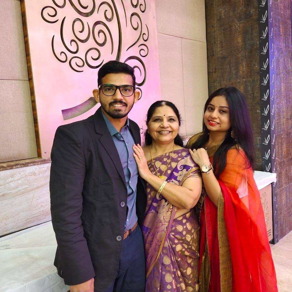 अवि बरोट अपनी मां और पत्नी के साथ 