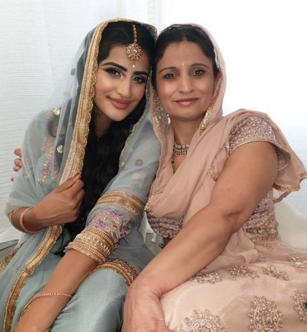 पुनीत कौर अपनी मां के साथ