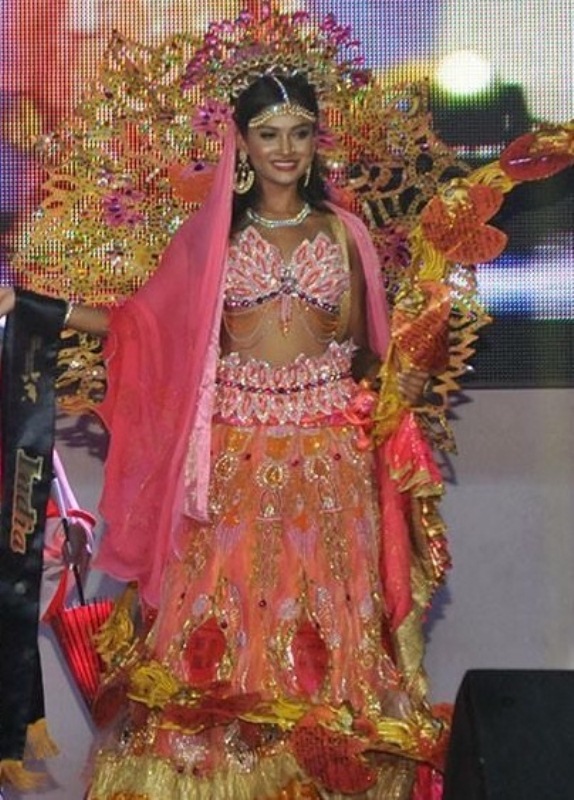 सुश्री यूनाइटेड कॉन्टिनेंट्स 2015 में सुश्री मिश्रा ने सर्वश्रेष्ठ राष्ट्रीय पोशाक का पुरस्कार जीता