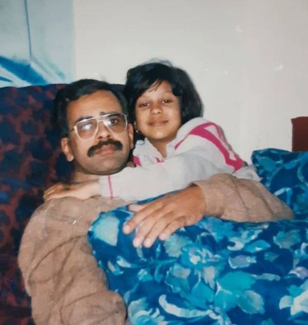 अपने पिता के साथ जिनान हुसैन की फोटो