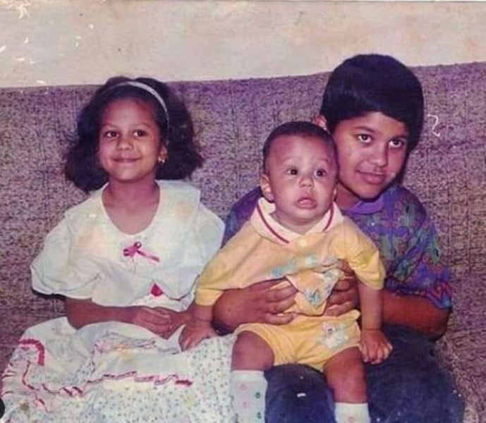 अपने भाई-बहनों के साथ जिनान हुसैन (दूर बाएं) की बचपन की तस्वीर