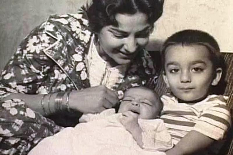 अपनी मां नरगिस के साथ संजय दत्त की बचपन की तस्वीर