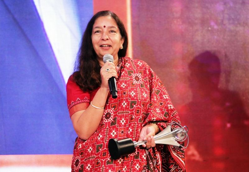 2014 में FILA में अपना पुरस्कार स्वीकार करती शिखा शर्मा