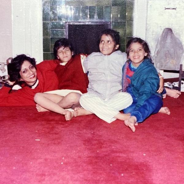 श्वेतांबरी सोनी की मां और बहनों के साथ बचपन की फोटो