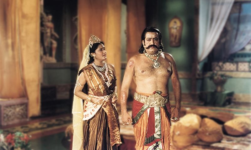रामायण के एक दृश्य में अपनी पत्नी मंदोदरी के साथ रावण (अरविंद त्रिवेदी द्वारा अभिनीत)