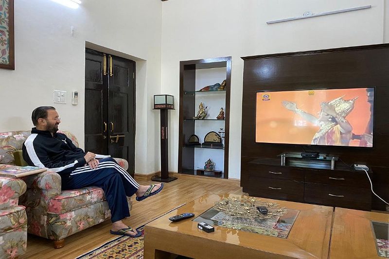 भारत के I & B मंत्री प्रकाश जावड़ेकर मार्च 2020 में दूरदर्शन पर प्रसारित होने के बाद अपने घर पर रामायण देखते हैं।