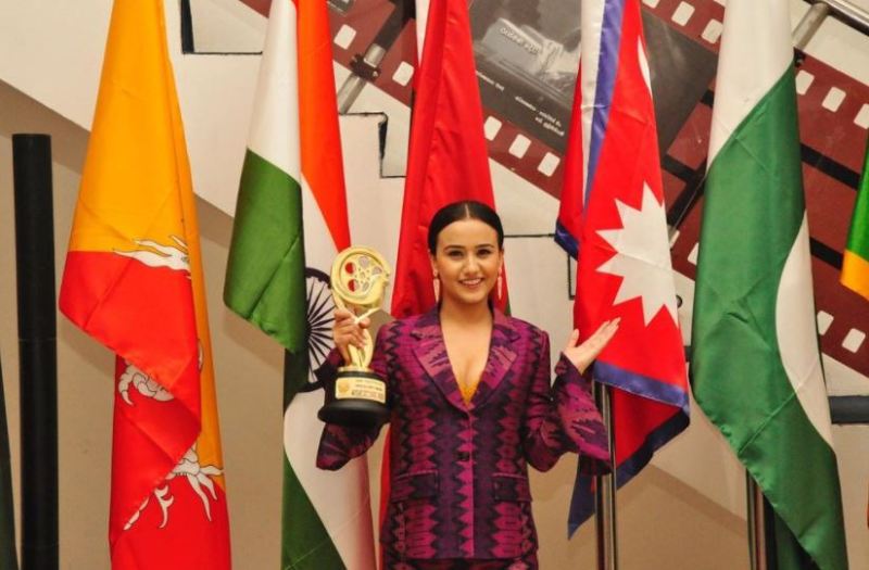 सर्वश्रेष्ठ अभिनेत्री 2019 के लिए सार्क फिल्म समारोह में पोज देतीं स्वस्तिमा खड़के
