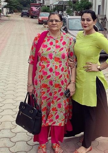 मनीषा यादव अपनी मां के साथ