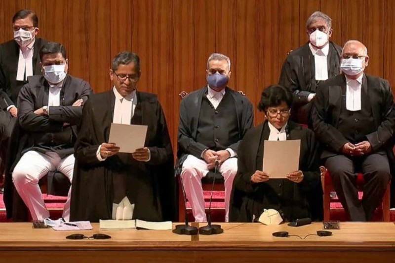 न्यायमूर्ति हिमा कोहली ने नई दिल्ली में उच्च न्यायालय में शपथ ग्रहण समारोह के दौरान शपथ ली।
