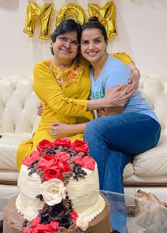 मधु शर्मा अपनी मां के साथ- प्रेमलता शर्मा