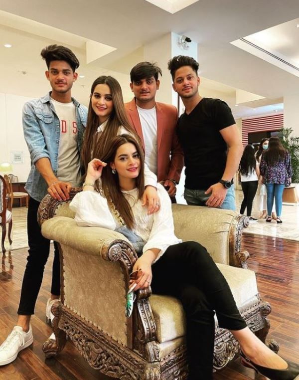 1652908626 509 Minal Khan Pakistani Actress हाइट उम्र बॉयफ्रेंड पति परिवार Biography मीनल खान अपने भाइयों के साथ