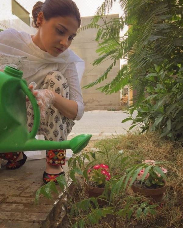 हिना अल्ताफ अपने बगीचे में पौधों को पानी दे रही हैं
