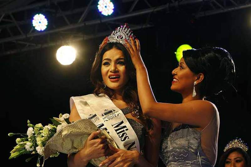 2012 में काठमांडू, नेपाल में मिस नेपाल प्रतियोगिता के दौरान श्रृष्टि श्रेष्ठ का ताज पहनाया गया