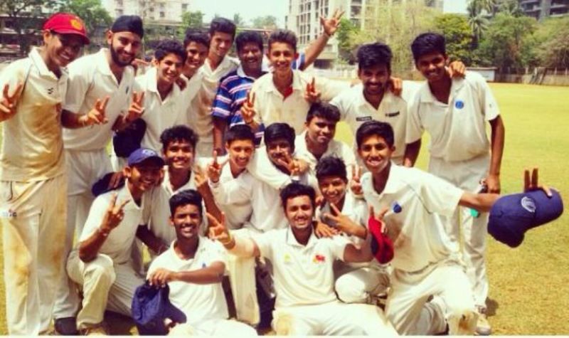 जय अपने स्कूल की क्रिकेट टीम के साथ।