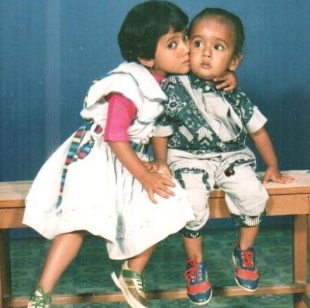 अपने भाई के साथ केकी की बचपन की एक तस्वीर।