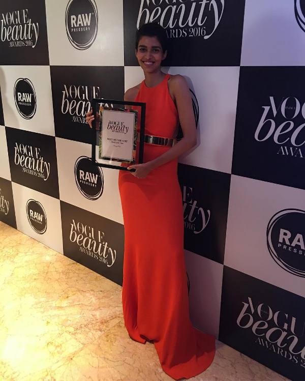 पूजा मोर ने जीता मॉडल ऑफ द ईयर का पुरस्कार
