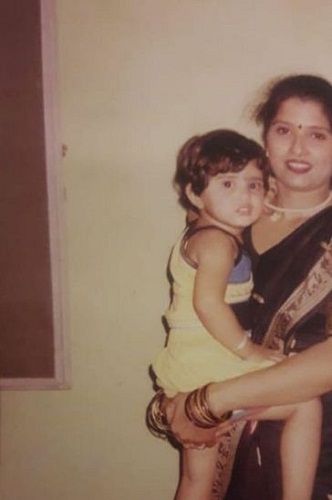 मां के साथ आशिमा चौधरी की बचपन की फोटो।
