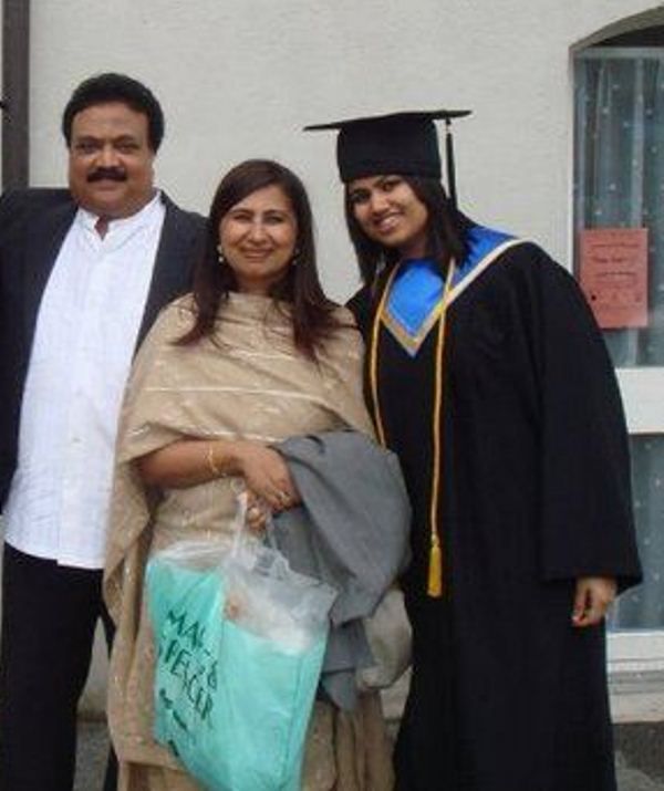 पूजा ने सीजर रिट्ज स्कूल से ग्रेजुएशन की डिग्री हासिल की