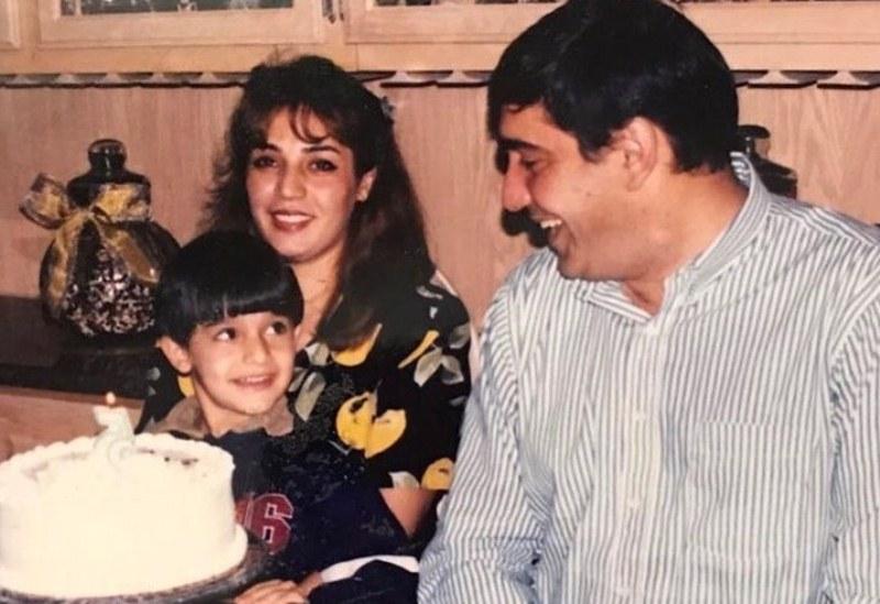 अपने माता-पिता के साथ सैम असगरी की बचपन की तस्वीर।