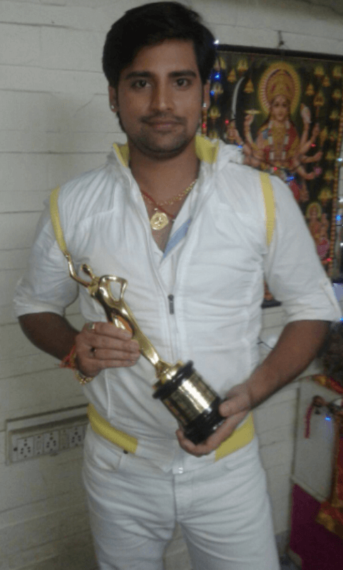 राकेश मिश्रा 2013 के सर्वश्रेष्ठ पदार्पण पुरस्कार के साथ