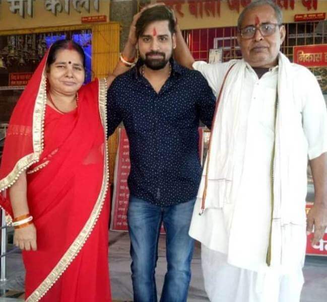राकेश मिश्रा अपने माता-पिता के साथ