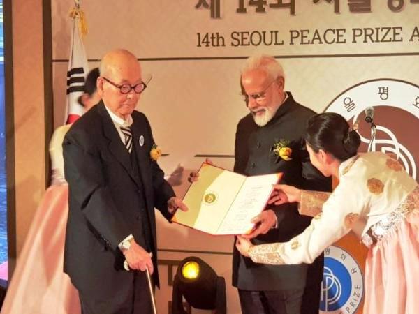 नरेंद्र मोदी अपने सियोल शांति पुरस्कार के साथ