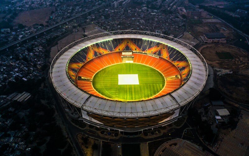 दुनिया के सबसे बड़े क्रिकेट स्टेडियम मोटेरा स्टेडियम का नाम बदलकर नरेंद्र मोदी स्टेडियम कर दिया गया है