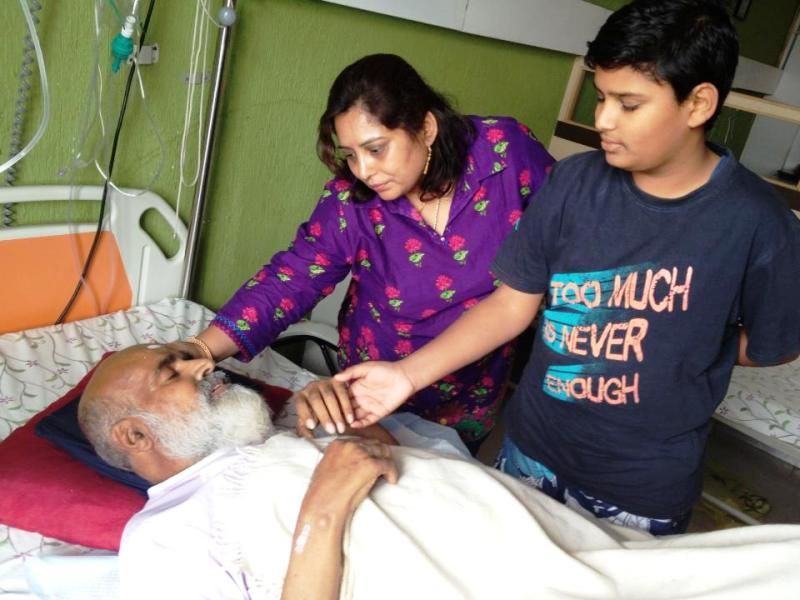 नारायण अस्पताल में ऋषि प्रभाकर अपनी मृत्यु से एक दिन पहले अपनी पत्नी और बेटे के साथ।
