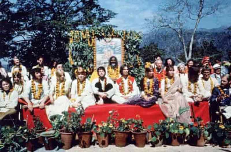मार्च 1968 में ऋषिकेश में महर्षि महेश योगी के साथ बीटल्स और उनके सहयोगी
