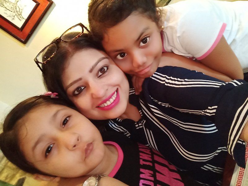 प्रियंका टिबरेवाल अपनी बेटियों के साथ
