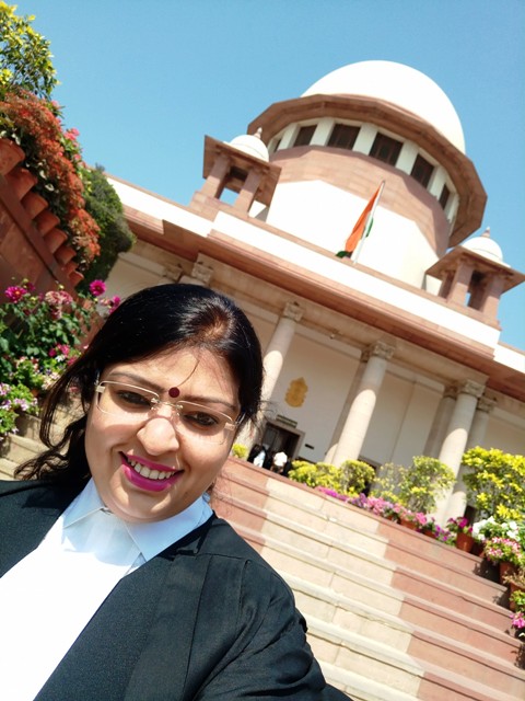 भारत के सर्वोच्च न्यायालय के प्रवेश द्वार पर प्रियंका टिबरेवाल