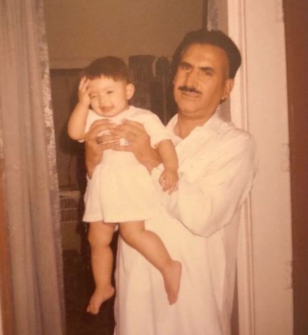 कोमल अजीज खान की अपने पिता के साथ बचपन की फोटो
