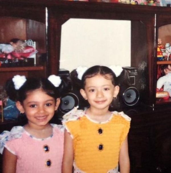अपनी बहन के साथ कोमल अजीज खान (दाएं) की बचपन की तस्वीर