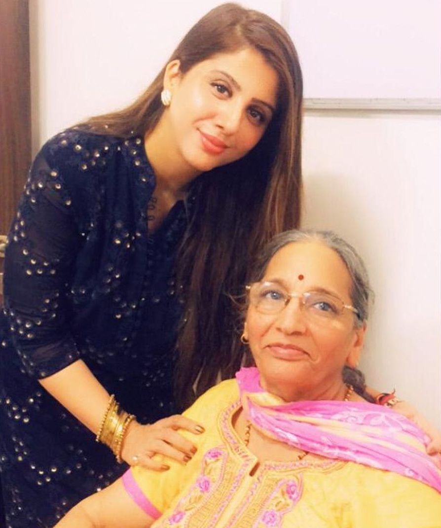 आरती सहवाग अपनी मां के साथ