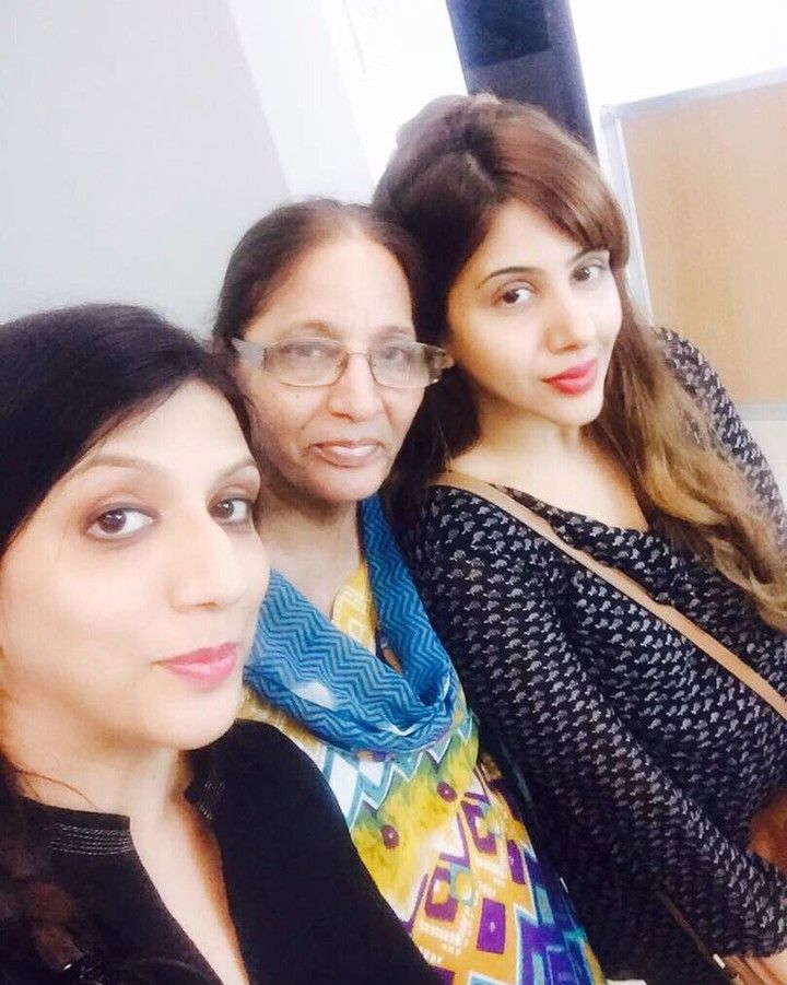 आरती सहवाग अपनी बहन और मां के साथ 