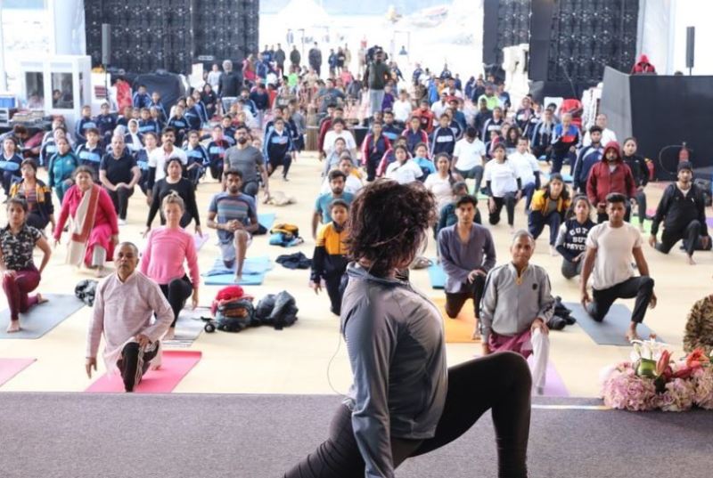अंतर्राष्ट्रीय योग महोत्सव 2020 में योग सिखाती नताशा नोएल