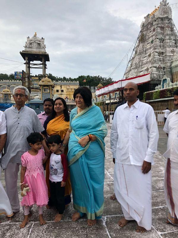 अपने परिवार के साथ तिरुमाला पहाड़ी मंदिर में नजर आईं इंदिरा बनर्जी