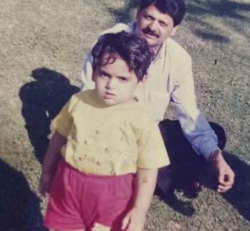 अपने पिता के साथ नमन माथुर की बचपन की फोटो।