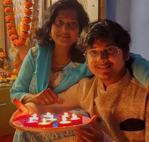 नमन माथुर अपनी मां के साथ