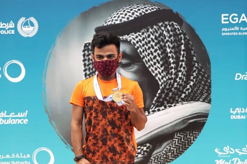 दुबई पैरा-बैडमिंटन इंटरनेशनल 2020 . जीतने के बाद कृष्णा नागर ने स्वर्ण पदक जीता
