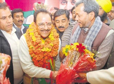 उत्तराखंड में भाजपा के अध्यक्ष बनने के बाद अजय भट्ट को फूलों का गुलदस्ता भेंट करते उत्तराखंड में भाजपा के शीर्ष नेता।