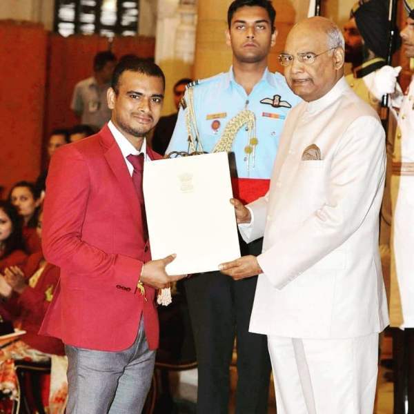 मनोज सरकार भारतीय राष्ट्रपति राम नाथ कोविंद से अर्जुन पुरस्कार प्राप्त करते हुए