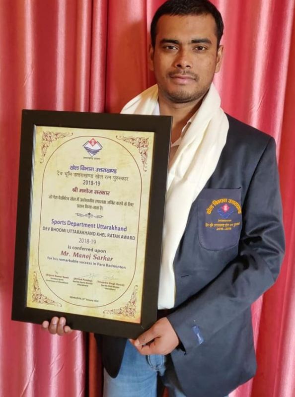 मनोज उत्तराखंड राज्य से अपने खेल रत्न पुरस्कार के साथ पोज देते हुए