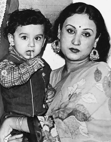 मां के साथ करण नाथ की बचपन की फोटो।