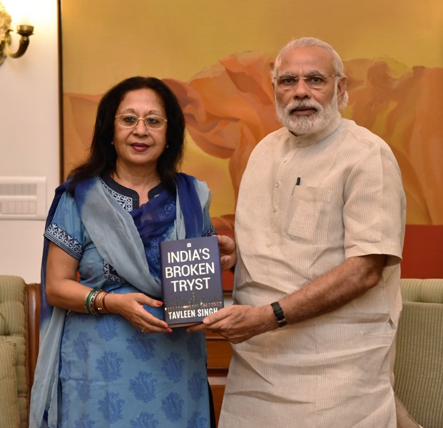 तवलीन सिंह अपनी किताब 'इंडियाज ब्रोकन ट्रिस्ट' के लॉन्च के मौके पर प्रधानमंत्री नरेंद्र मोदी के साथ